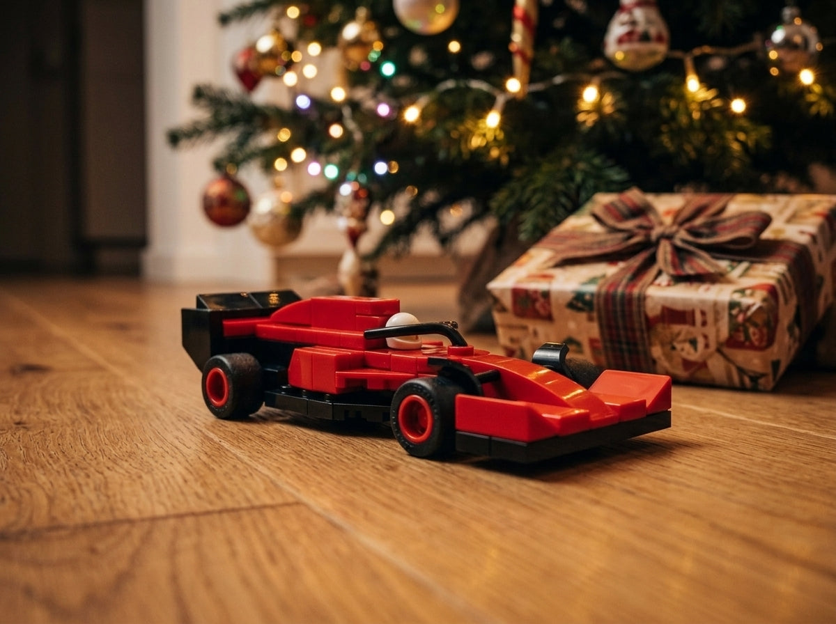 Monoplaza de carreras — junto al árbol de Navidad